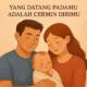 Ilustrasi digital keluarga muda yang hangat, dengan ayah dan ibu memeluk bayi, dan kutipan “Yang Datang Padamu Adalah Cermin Dirimu” di atasnya.
